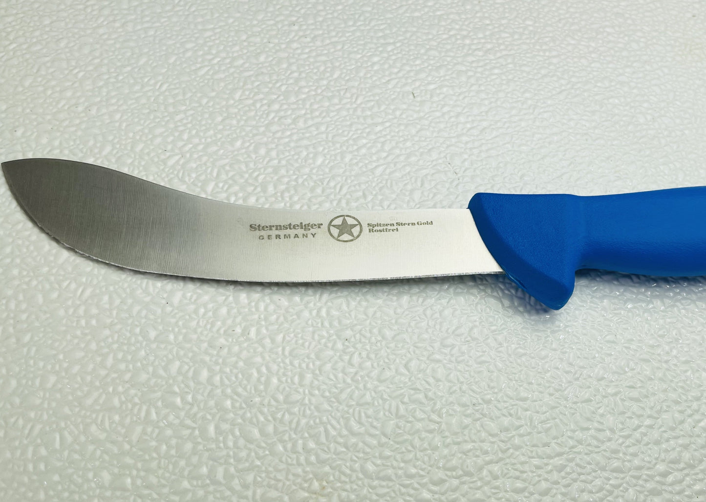 Abhäutemesser mit blauem Griff und Klinge aus Stahl