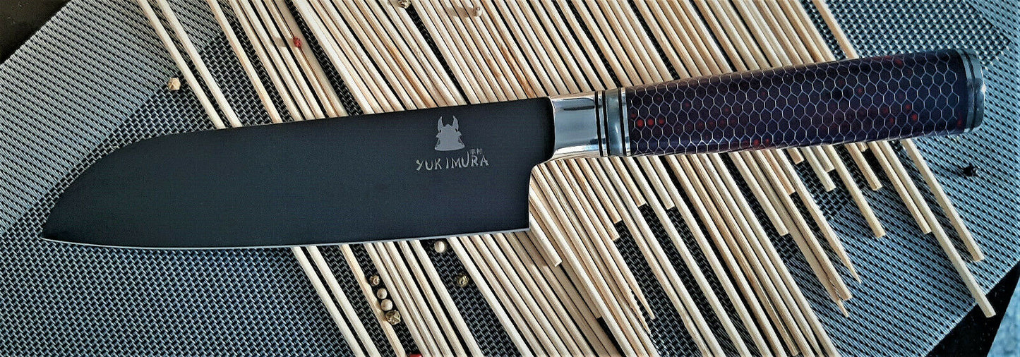 Cuchillo Yukimura Santoko con revestimientos de titanio.